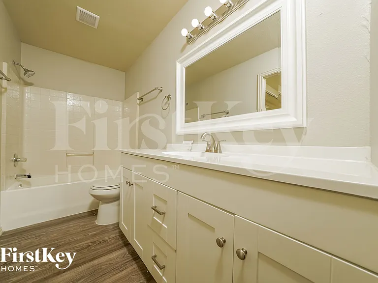 804 Center St — Photo 13