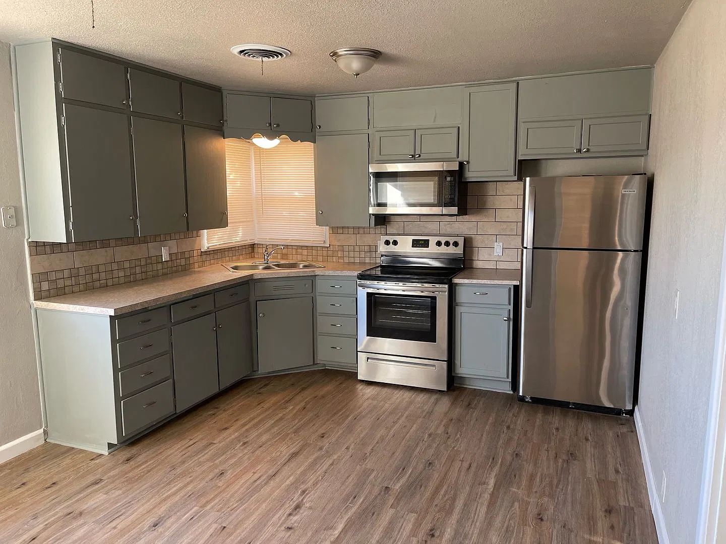 3-Bedroom Plainview Home with 1-Car Garage and Spacious Backyard — Photo 4