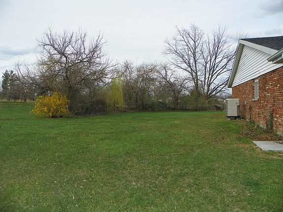 Spacious side yard