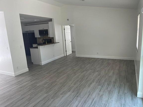 3rd image of 310 Elaine Cir W
