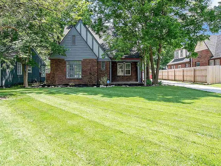 514 S Crestway St — Photo 1