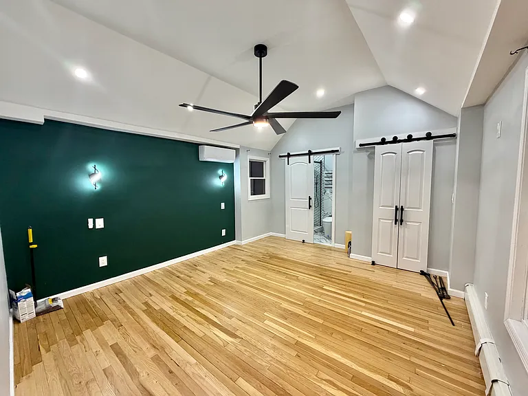 290 Woodbury Rd — Photo 3