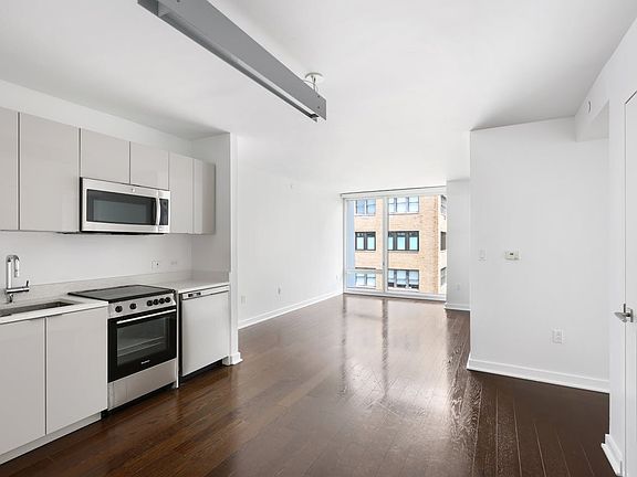 3rd image of 400 W 113th St #902