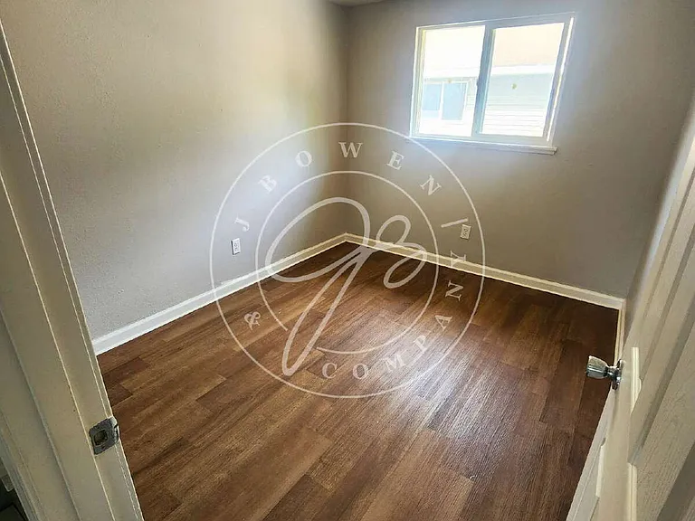 2217 Hickory St — Photo 12
