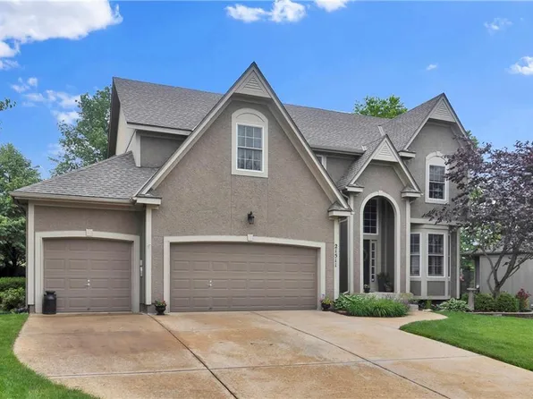 21511 W 100th Ter, Lenexa, KS 66220