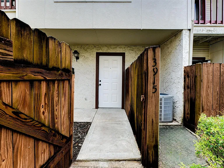 3915 Tanglewilde St #3915 — Photo 3