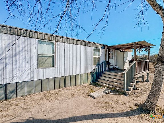 2nd image of 822 E Fannin St