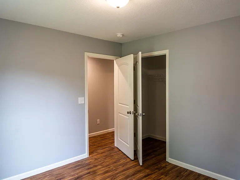 1423 Irwin Ave — Photo 17