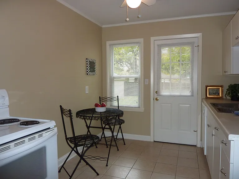 931 E 37th Pl — Photo 5