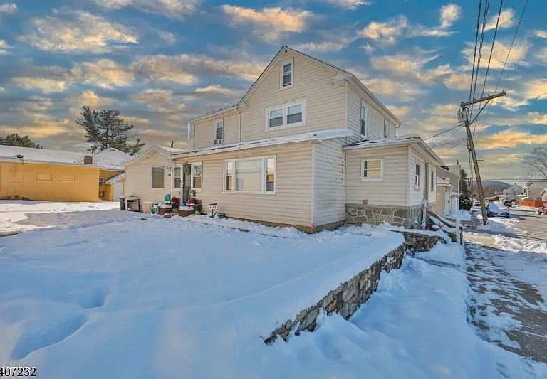 444 James St #B — Photo 2