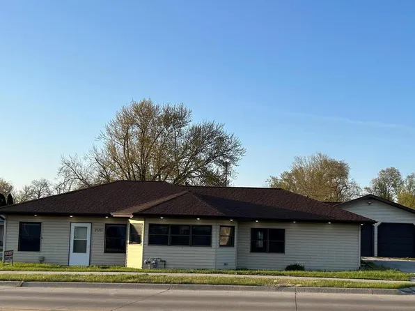 200 E Main St, Robins, IA 52328