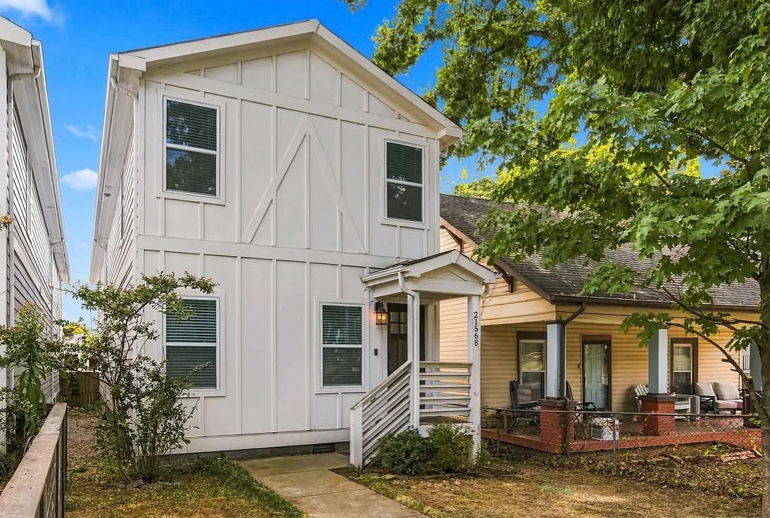 3 bed, 3.0 bath, 2376 sqft, $3,250 — Photo 2