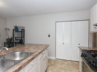 24 Oak Valley Dr, Cary, IL 60013