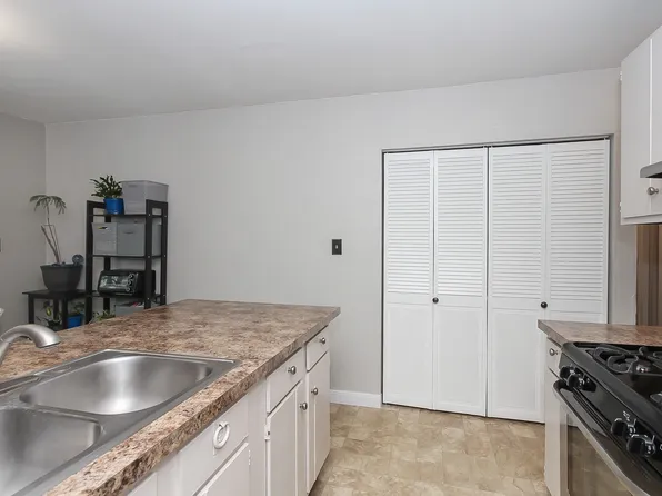 24 Oak Valley Dr, Cary, IL 60013