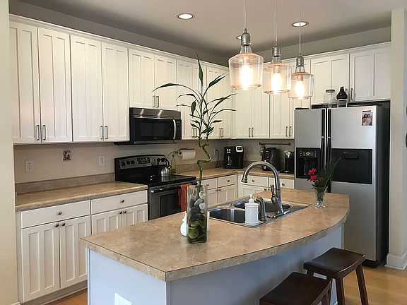 Kitchen w island & stainless