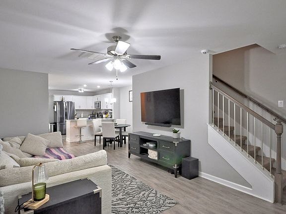 3rd image of 645 Stowe Ct #L