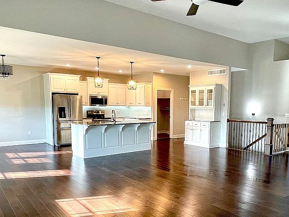 3rd image of 13901 Dakota Ct