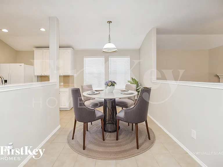 716 Austin Ln — Photo 8