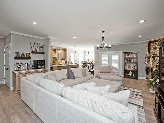 4th image of 923 Westchester Way