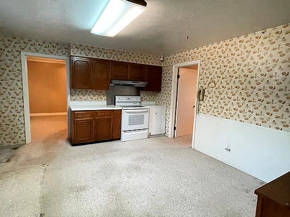 5th image of 110 N Cotton St