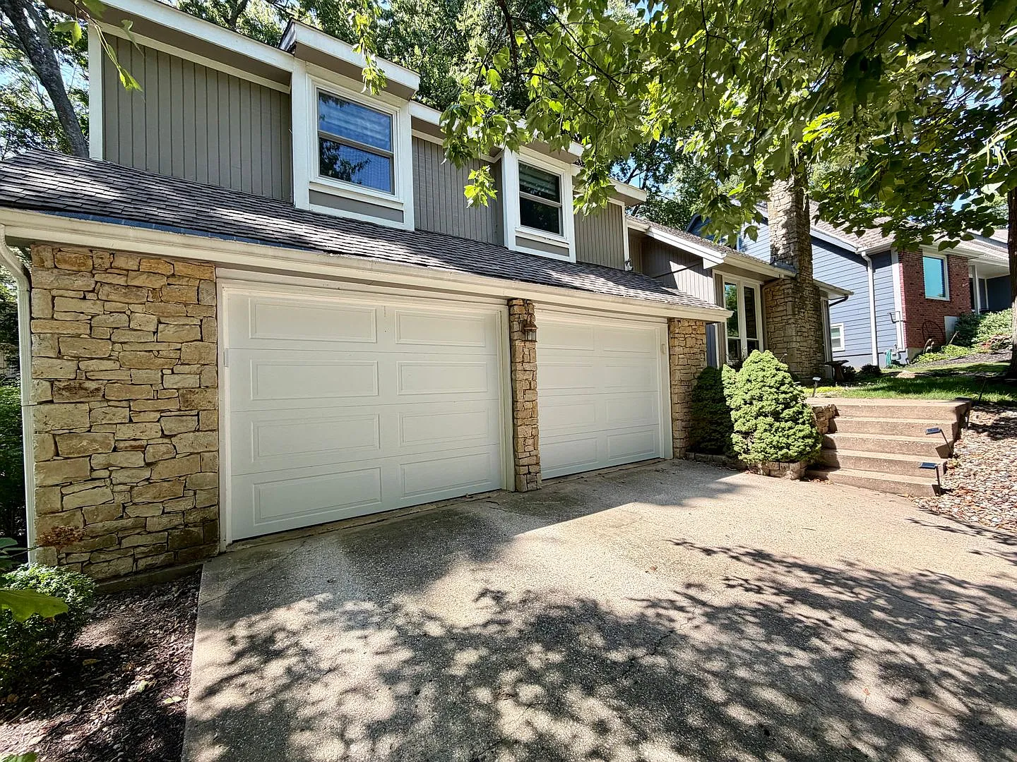  8238 Spacious Lenexa Home Available Immediately + Lawn and Garden Maintenance Provided + Updated... — Photo 2