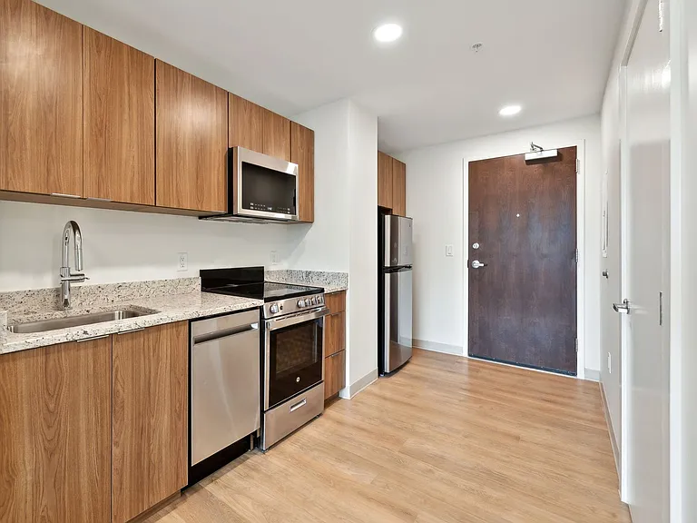 West 6th Apartments — Photo 33