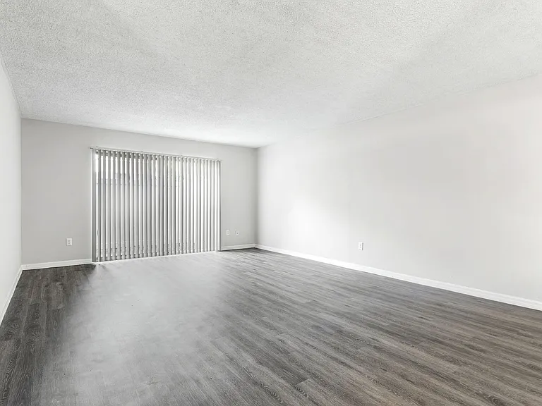 Greenwich Commons Apartment Homes — Photo 11