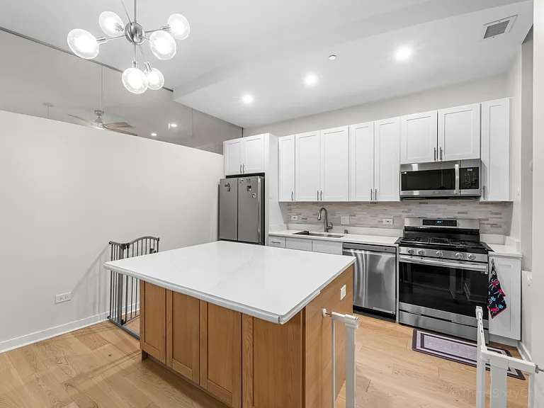 208 W Washington St #912 — Photo 2