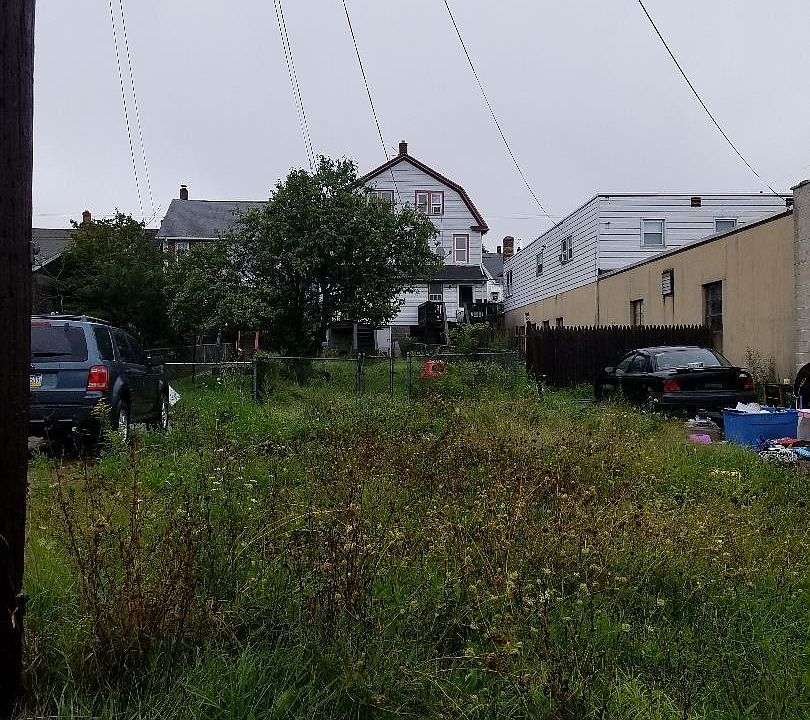 2nd image of 712 N Locust St