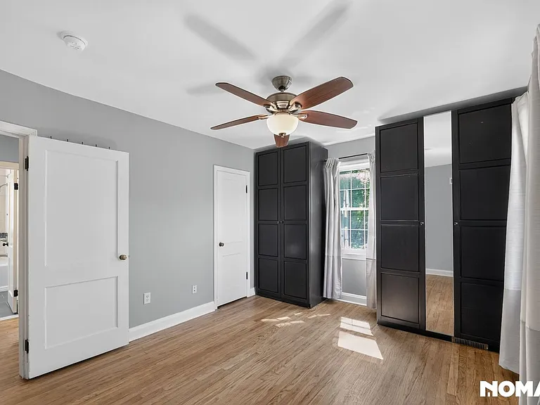 442 Westshire Dr — Photo 16