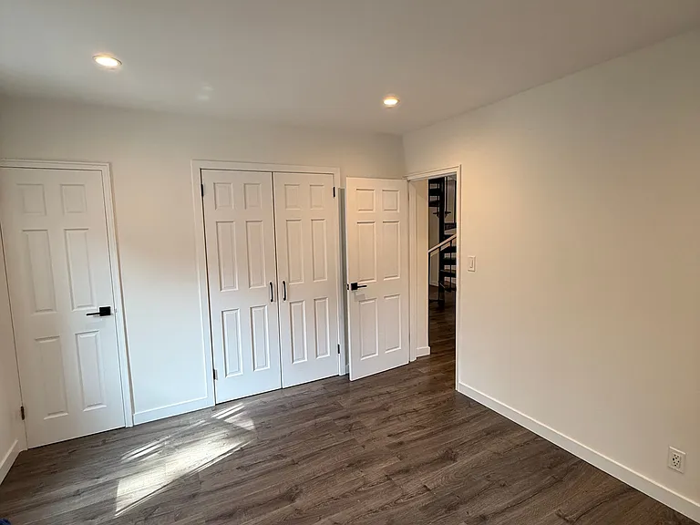 1090 Pelham Pkwy S — Photo 8