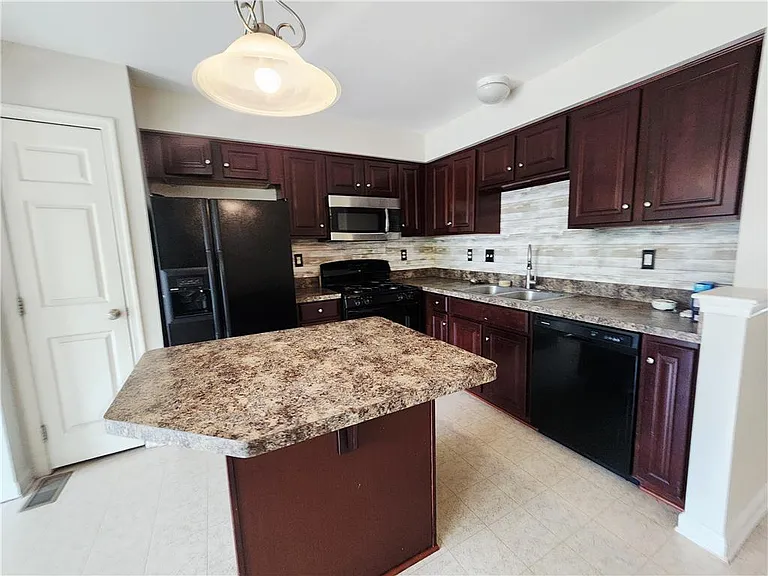 1073 Sparrow Way — Photo 9