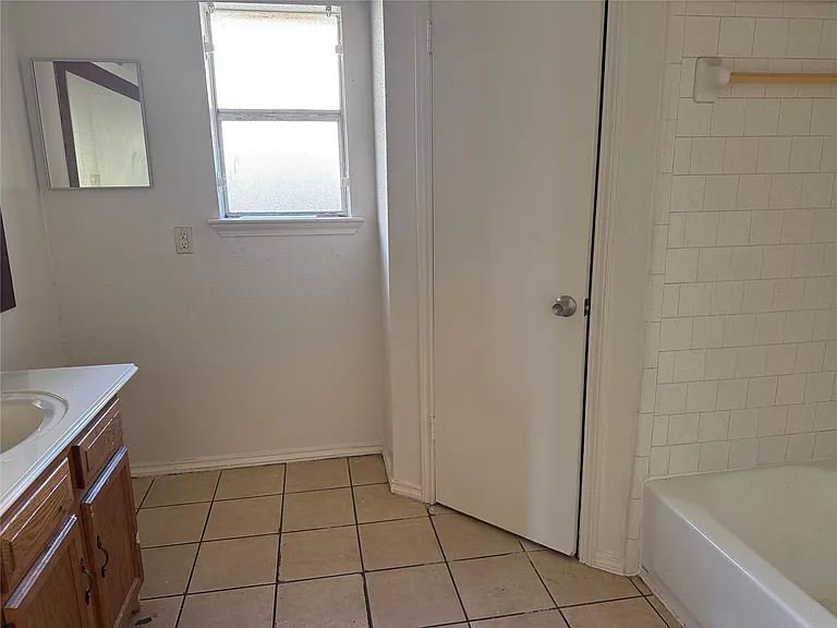 2114 W Greens Rd — Photo 15