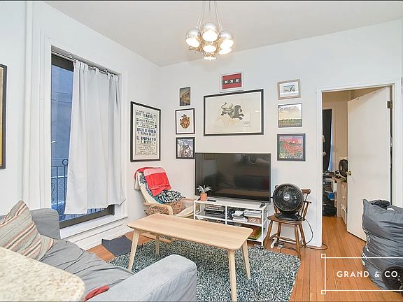 3rd image of 14 Maujer St APT 4