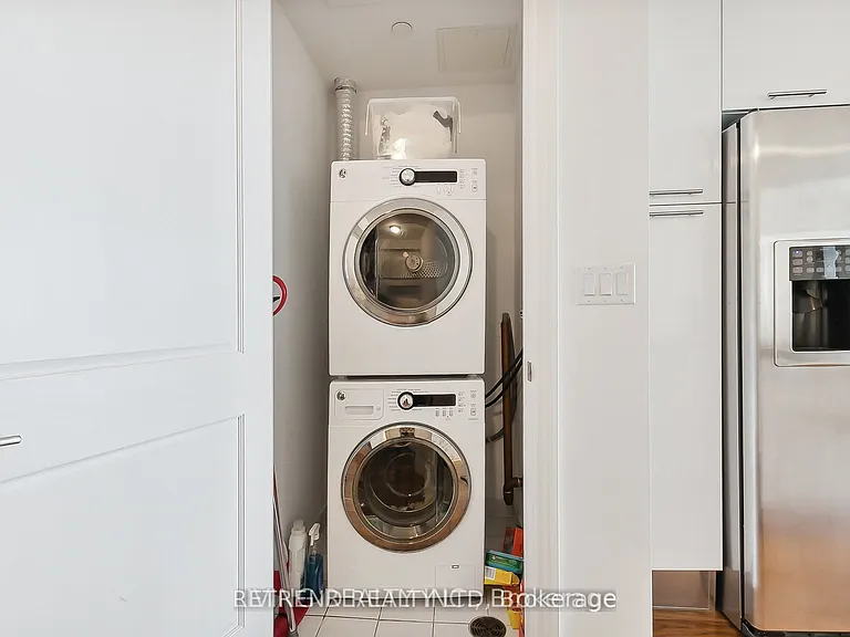 388 Yonge St #6505 — Photo 11