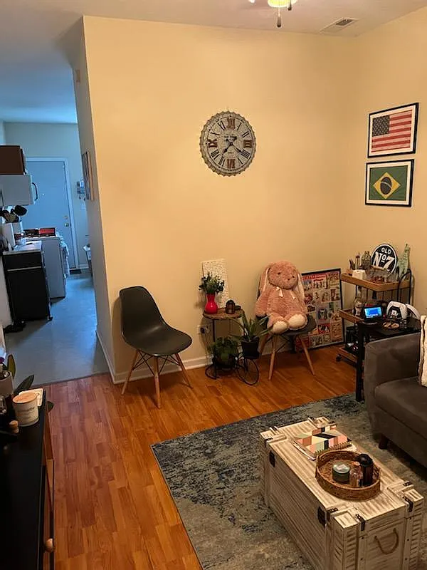 940 W 32nd Pl — Photo 3