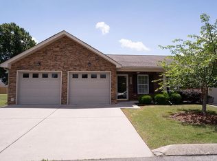1004 Applebrook Dr, Rossville, GA 30741