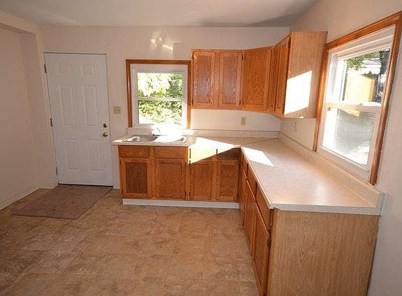 5th image of 927 Cree Ave
