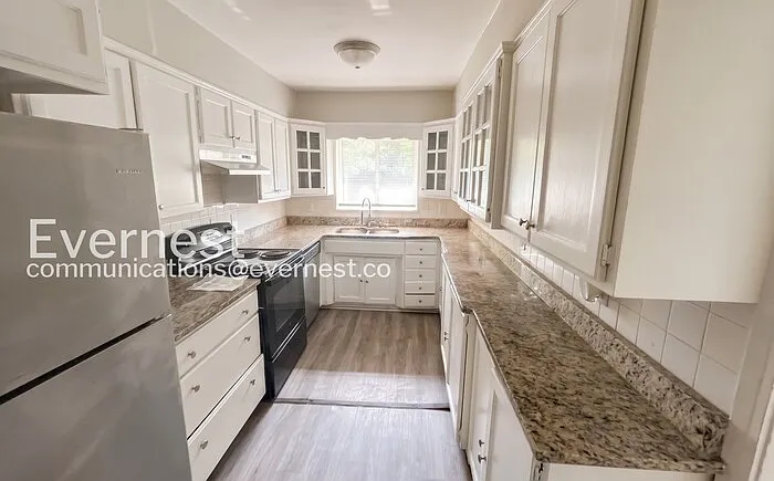 1232 Oakwood St — Photo 3