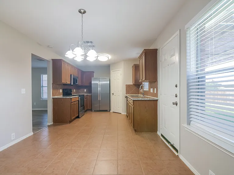 1006 Zachary Dr — Photo 7