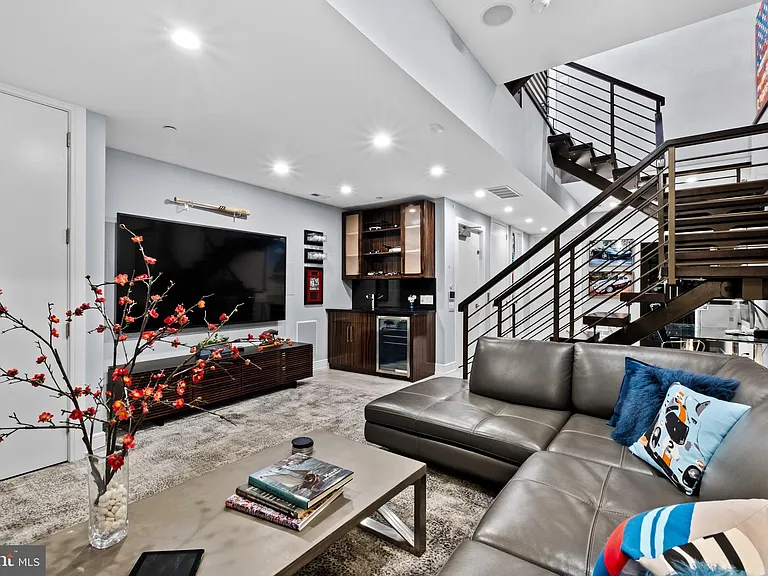 209 S 22nd St — Photo 14