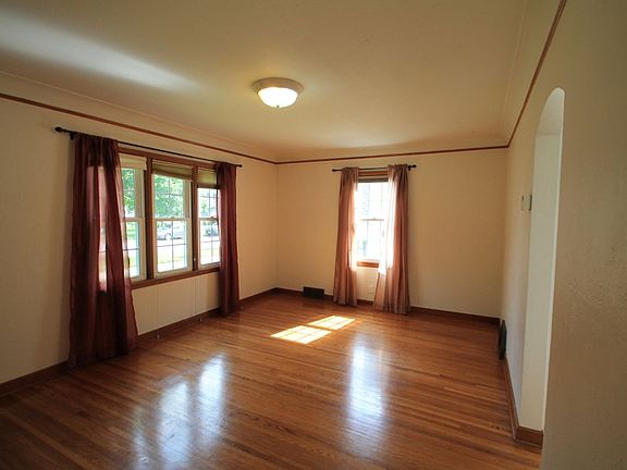 4th image of 1658 Edmund Ave