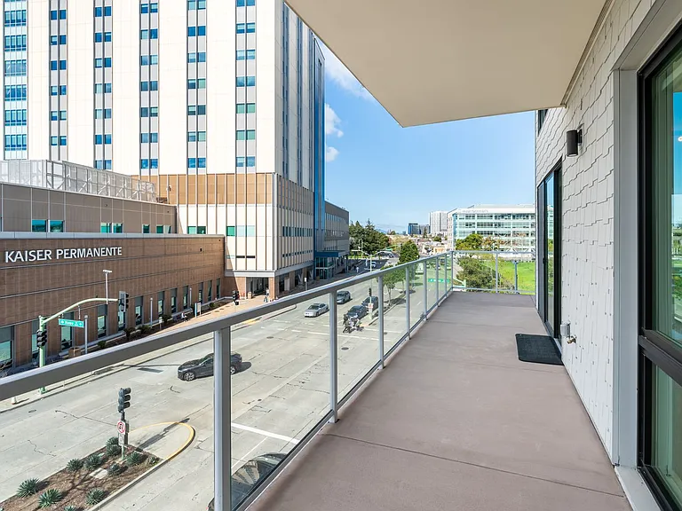 240 W Macarthur Blvd — Photo 32