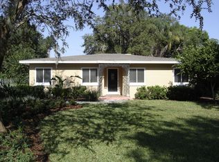 126 E Magnolia Ave, Howey In The Hills, FL 34737