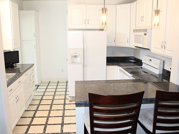 Kitchen w/ Breakfast Bar