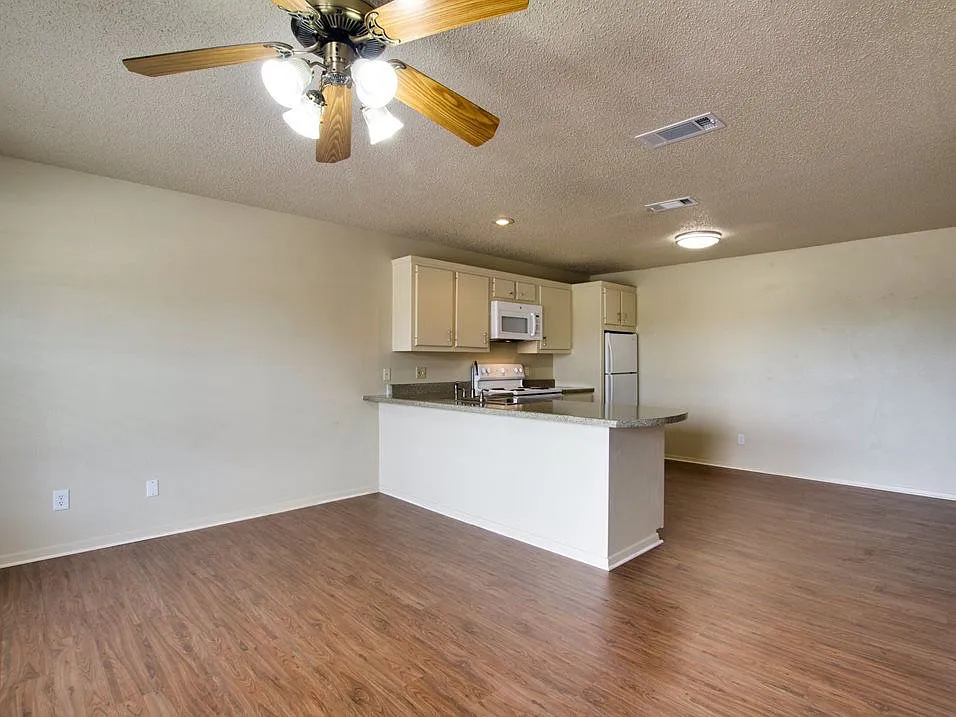 PARKVIEW ESTATES — Photo 1