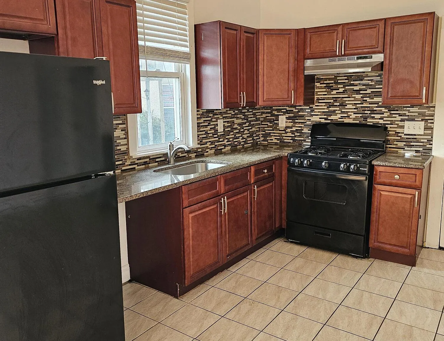 6 bed, 2.0 bath, 1882 sqft, $1,850 — Photo 2