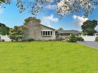 6 Windward Ln, Commack, NY 11725