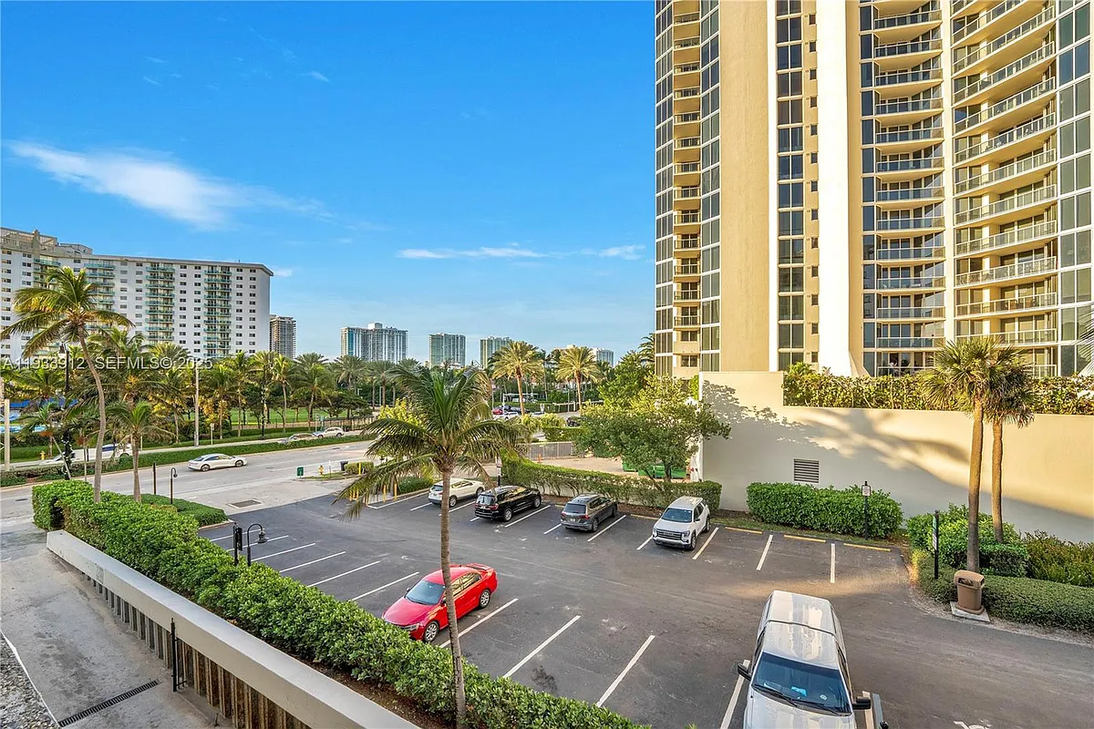 Building Photo - 19201 Collins Ave #124