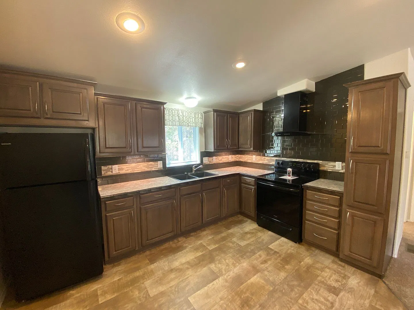 Gorgeous Home w/Huge Shop in La Pine! — Photo 4